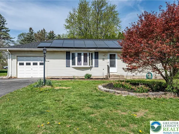 8 Babbling Brook Rd, Easton, PA 18045