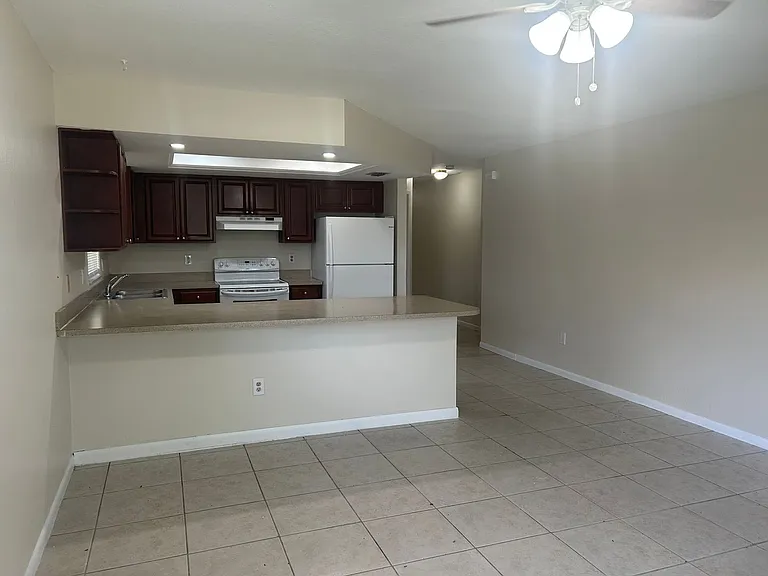 215-217 SE 23rd Pl — Photo 3