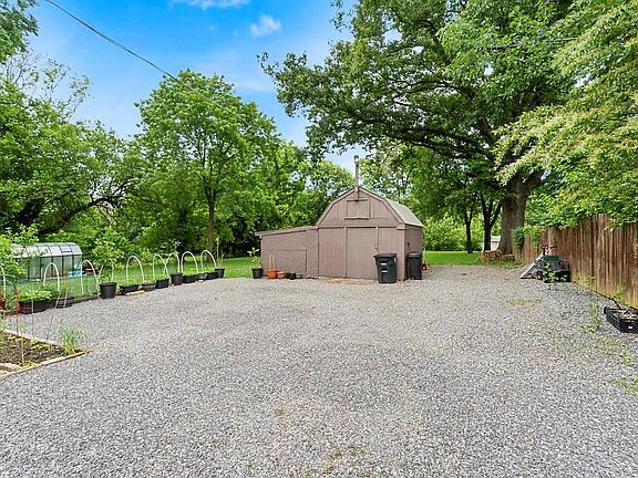 5th image of 329 Edgewood Dr