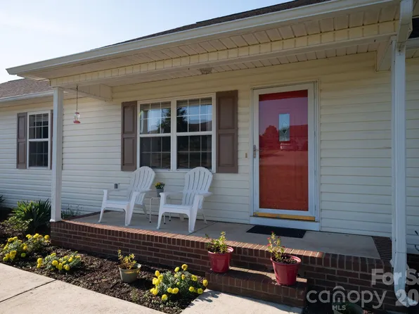 1371 Millrace Dr, Conover, NC 28613
