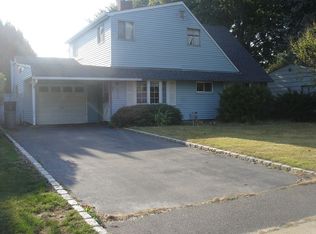 30 Link Ln, Hicksville, NY