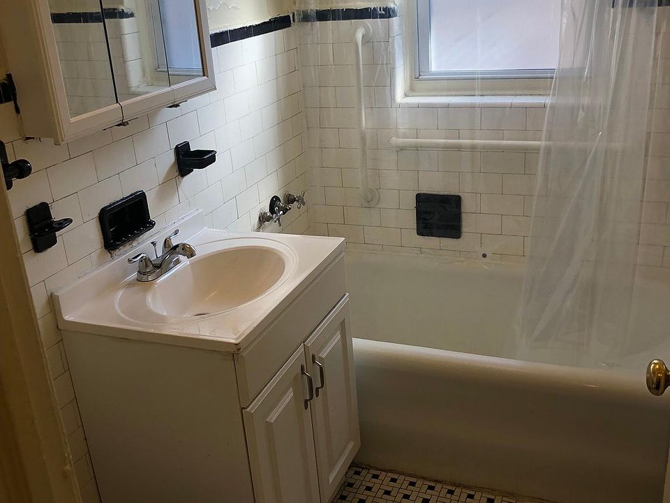 1st image of 5140 S Woodlawn Ave APT 202