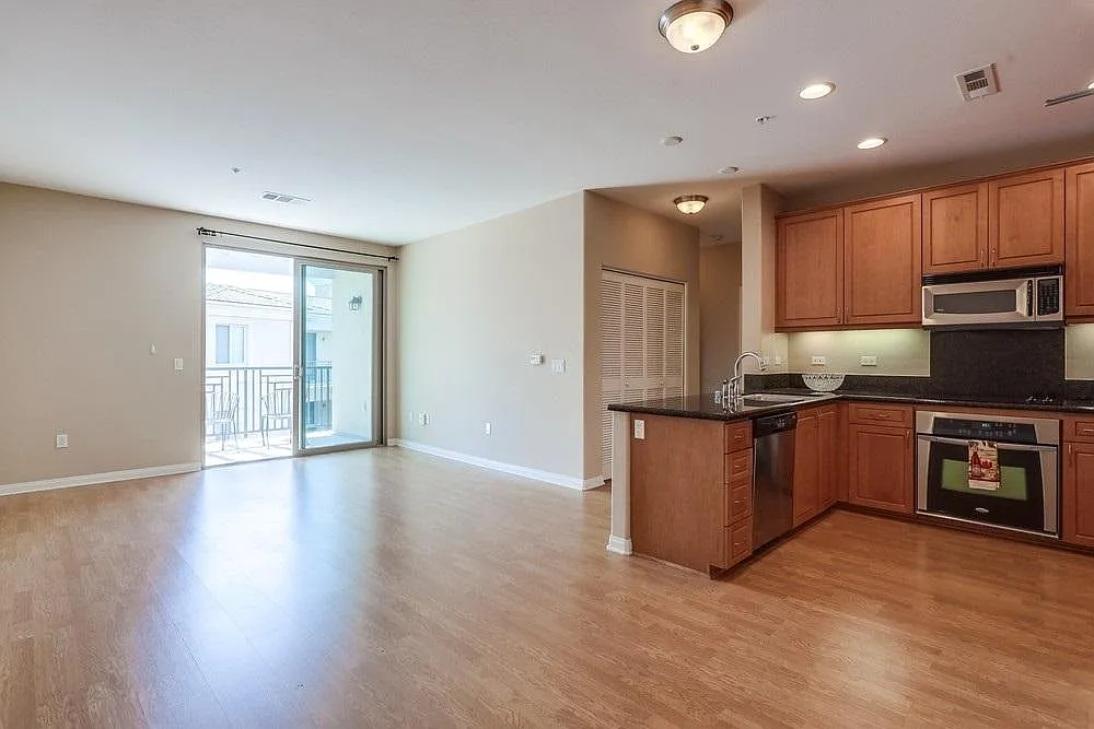2 bed, 1020 sqft, $3,900 — Photo 2