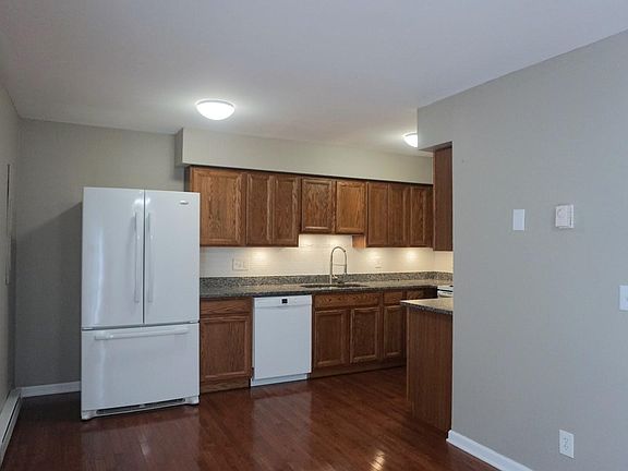 Kitchen and dining area are open plan. New designer faucet.