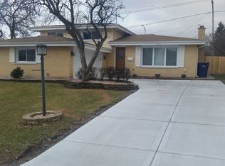 9111 Meadowview Dr, Hickory Hills, IL