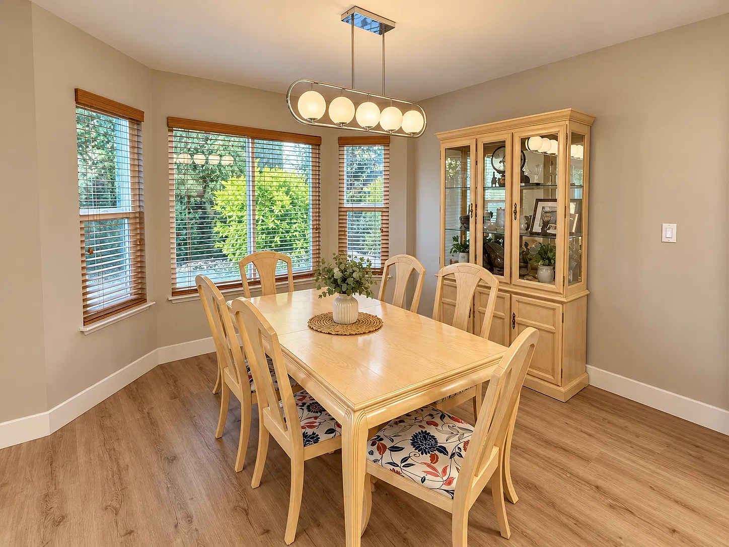 4 bed, 2.5 bath, 1987 sqft, $4,980 — Photo 3