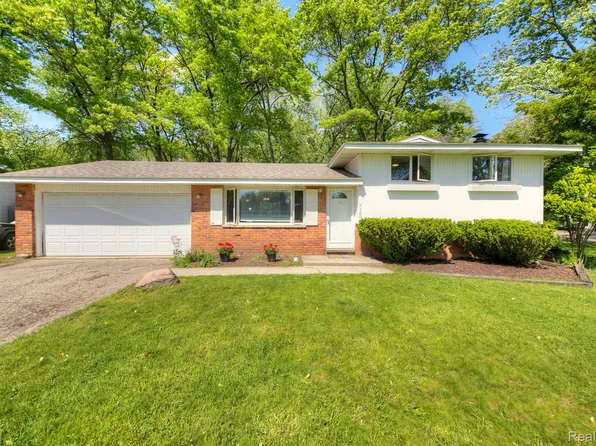 7560 Glascott Ave, West Bloomfield, MI 48323