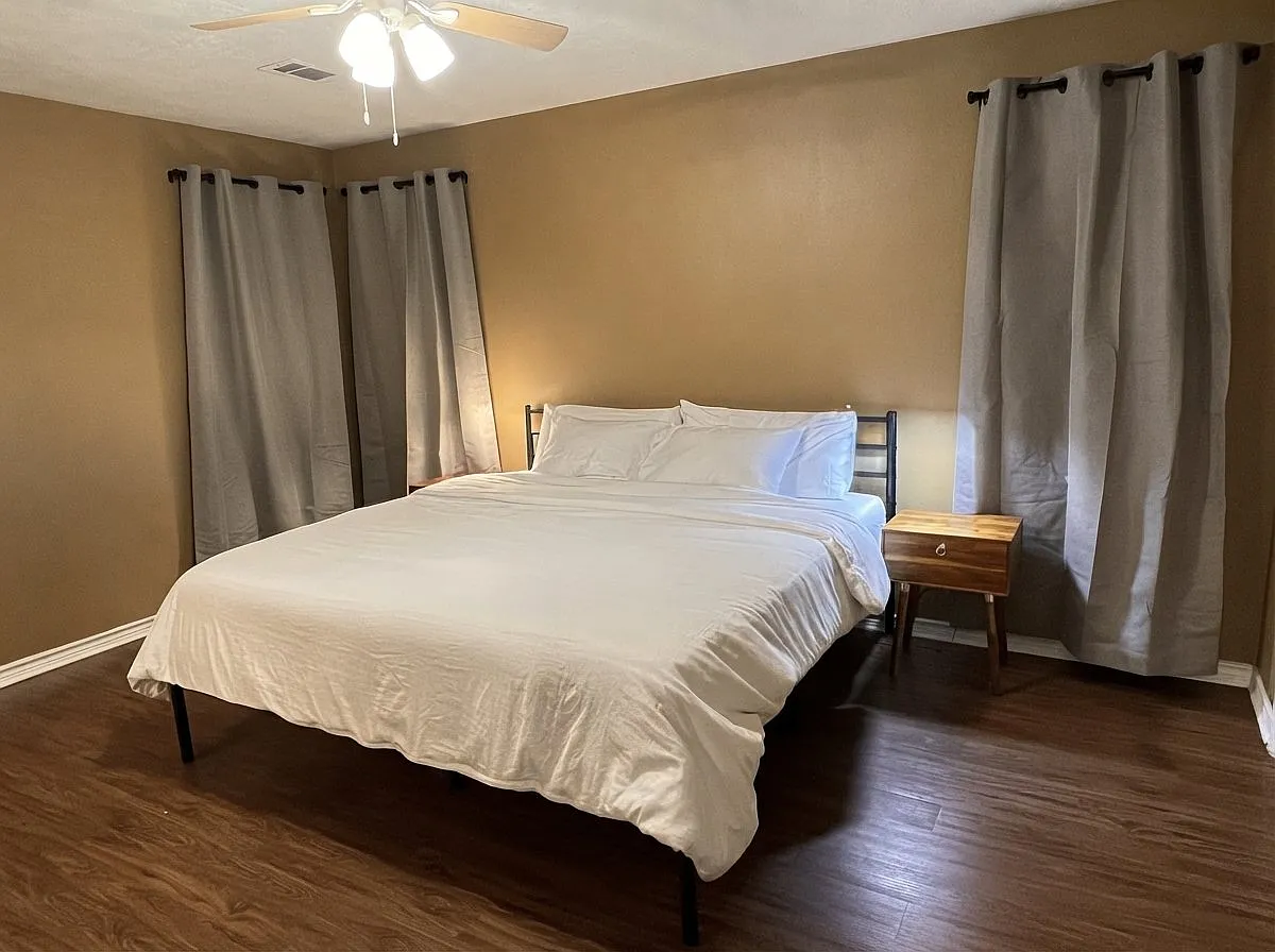 Fully Furnished Home Near Texas A&M | Wi-Fi & Parking — Photo 2