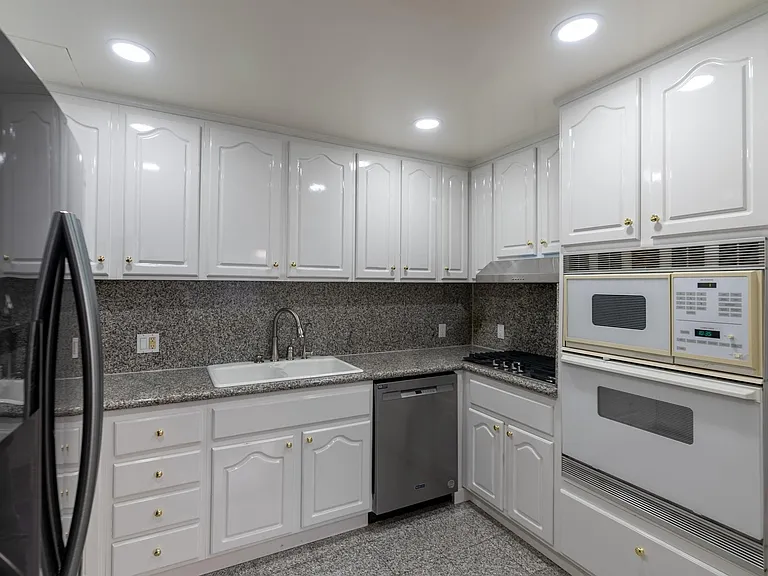 1760 N Alexandria Ave — Photo 29