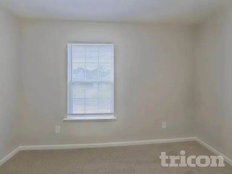 2092 Roscommon Dr — Photo 12