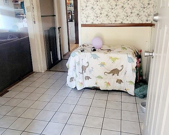 3rd image of 1002 W Dominick St