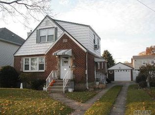 61 4th St, New Hyde Park, NY 11040