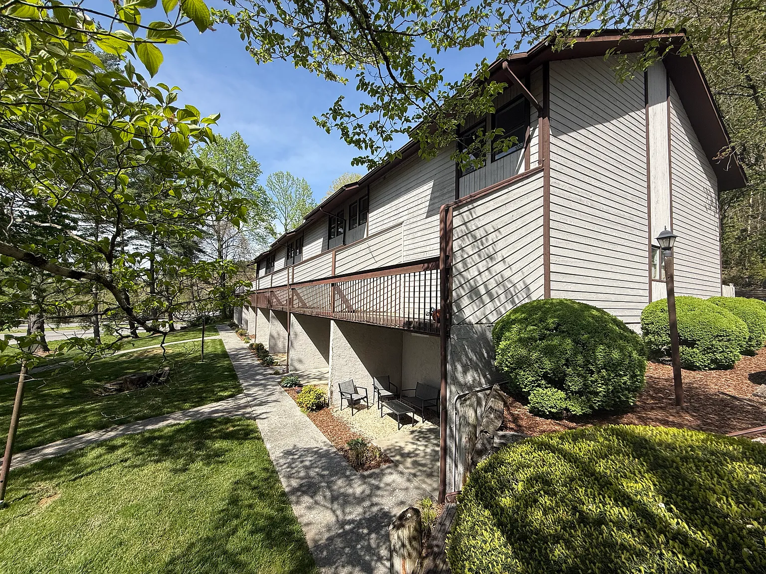 Laurelwood Apartments — Photo 2