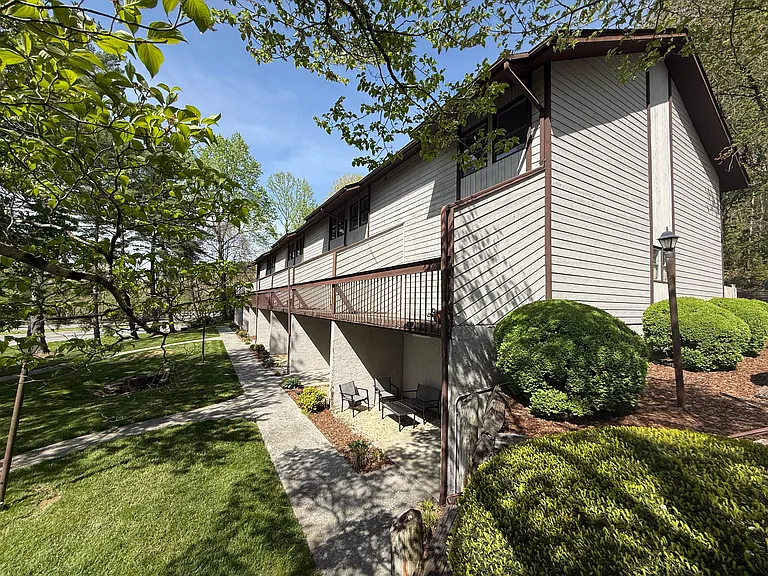 Laurelwood Apartments — Photo 2