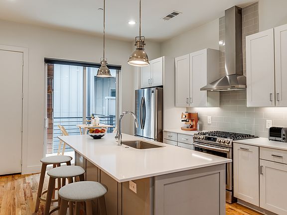 3rd image of 4419 Cabell Dr #103