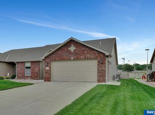 8221 Trail Ridge Ct, Lincoln, NE 68505