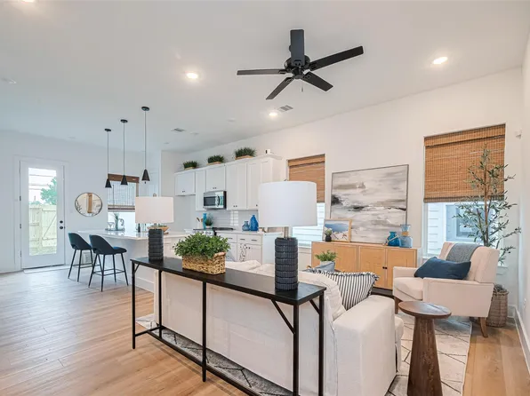 9437 Pembrook St, Houston, TX 77016