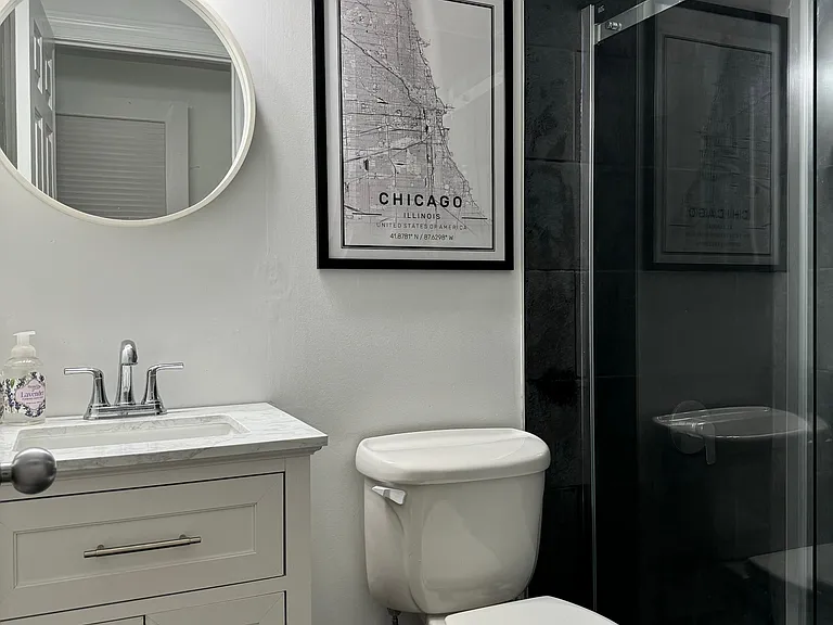 Newly modernized Guest Full Bath