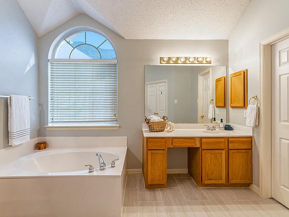 5th image of 4617 Belladonna Dr