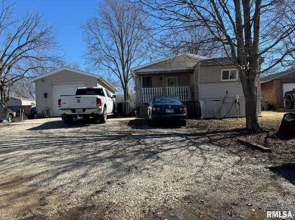 27 Cahokia Dr, Pawnee, IL 62558