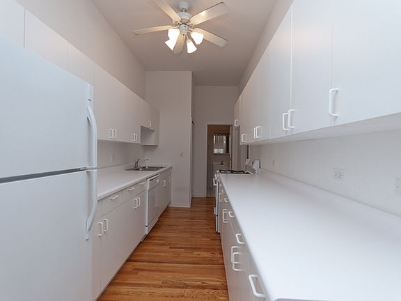 3rd image of 721 W Briar Pl APT 1R