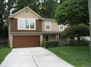 1044 Parkway Dr, Waterford, MI 48328