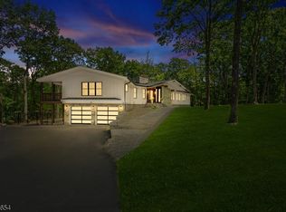9 Hilltop Rd, Kinnelon Boro, NJ 07405