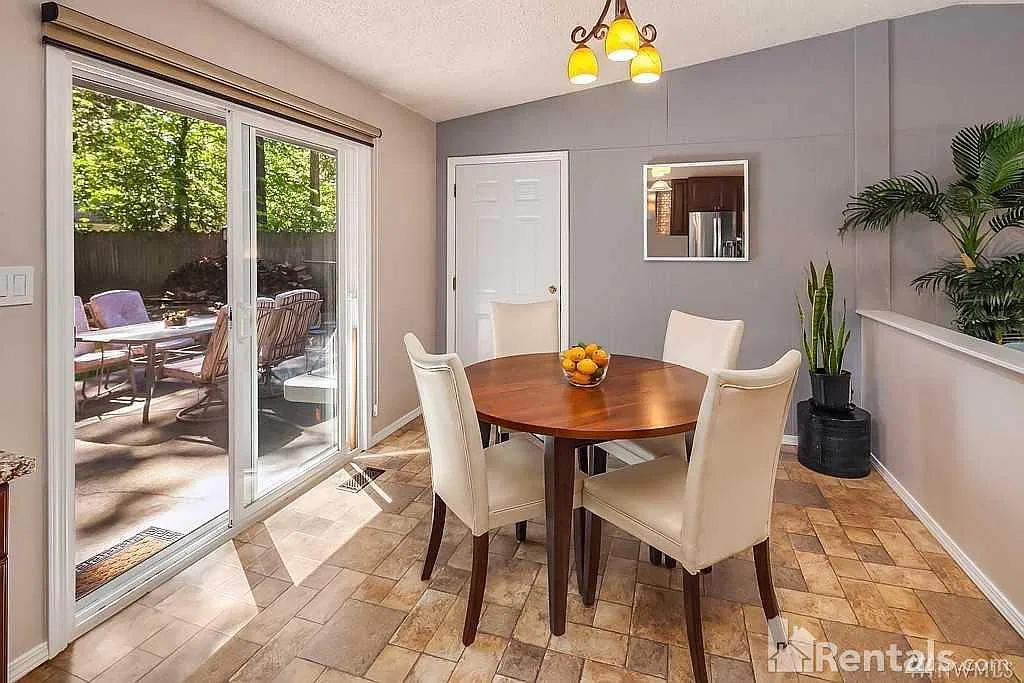 3 bed, 1050 sqft, $3,500 — Photo 1