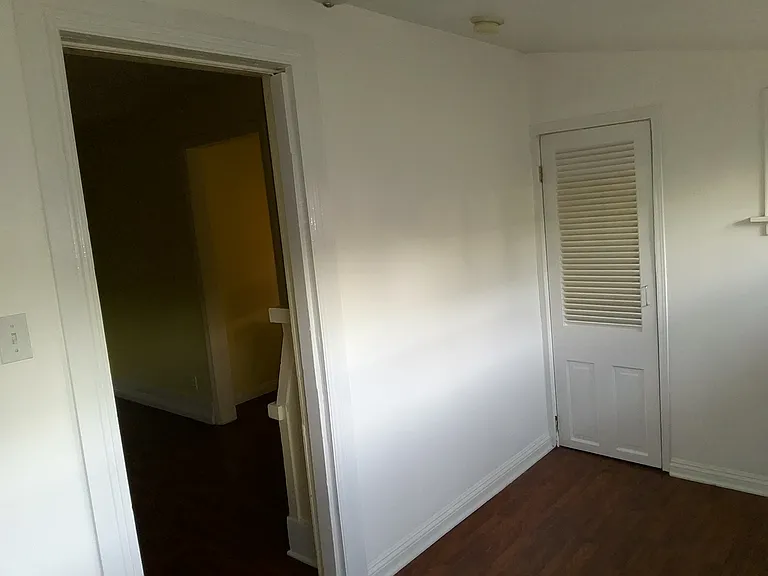 4318 Menlo - ANNEX bonus 4th sleeping room - bright w lots of windows, new walnut lam flooring