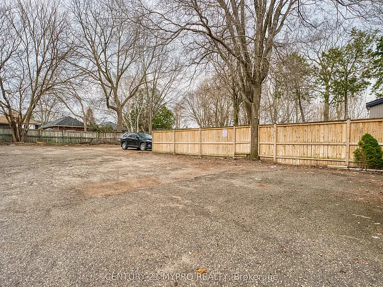 724 Adelaide St N #LOWER — Photo 12
