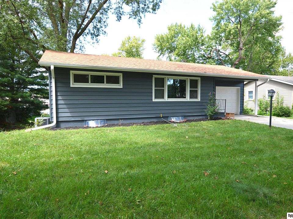 1st image of 1925 E Manor Dr