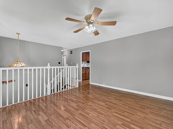 4th image of 320 Hemlock Ave