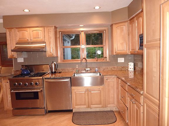 3rd image of 28 Oak Glen Dr