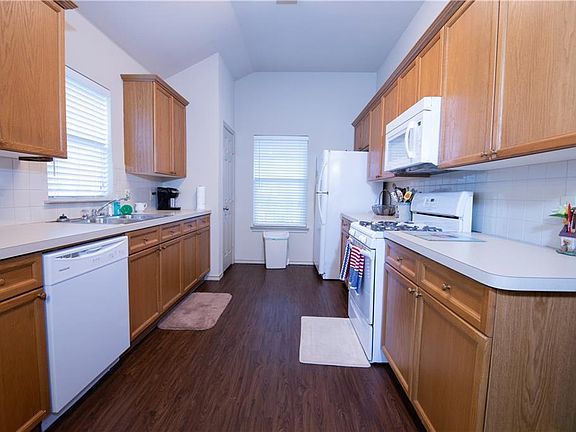 5th image of 1104 N Gaines St