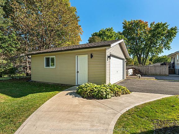 4th image of 35 Loyalist Ave
