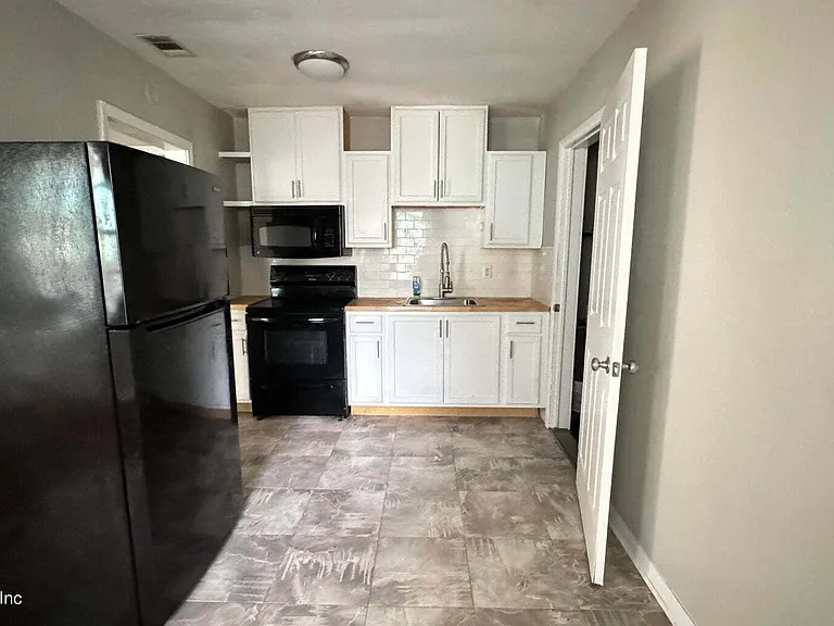 2979 Wickwire St — Photo 3