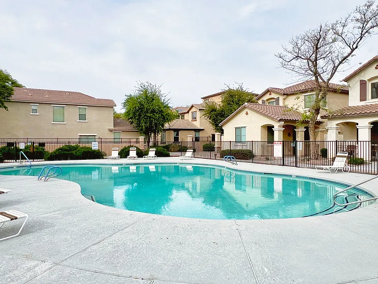 113 E Palomino Dr — Photo 1