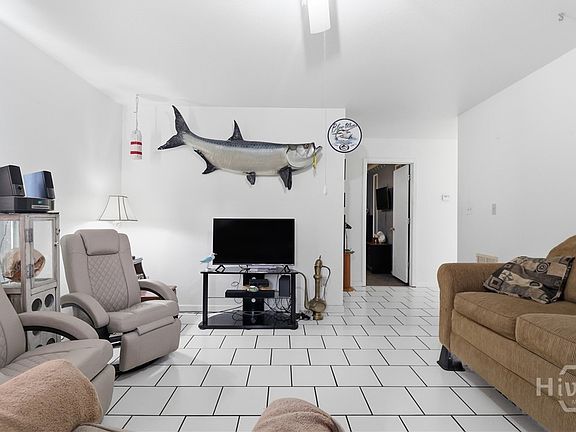 3rd image of 509 Greenbay Avenue