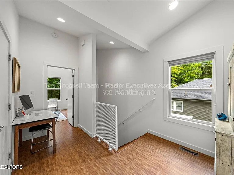 1327 Brown Ave — Photo 12