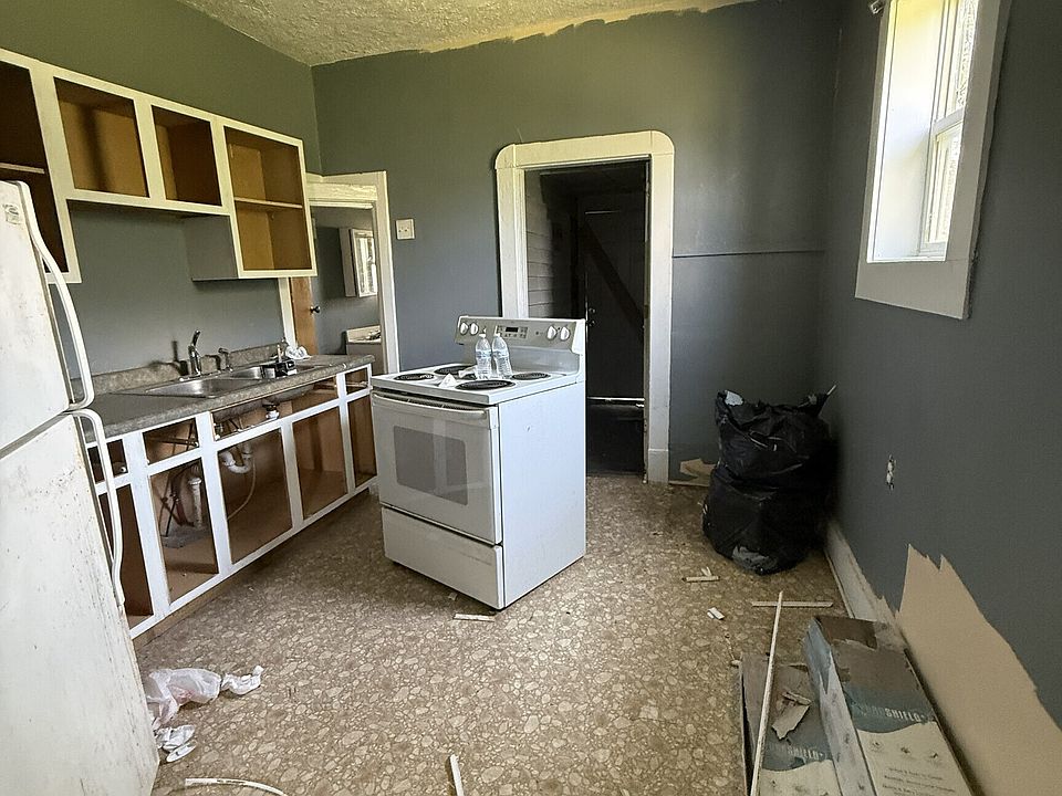 2nd image of 831 W 27th St