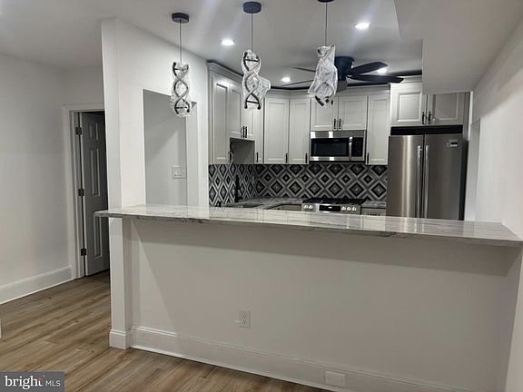 3rd image of 320 Loney St Floor 3