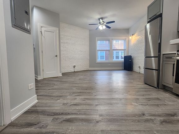 3rd image of 1059 W Glenlake Ave APT 2N