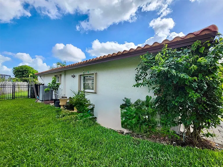 16641 Royal Poinciana Dr — Photo 39