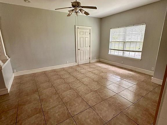 3rd image of 34 Picadilly Cir