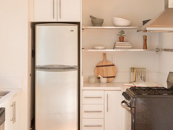 4th image of 2117 W Clinton St #206