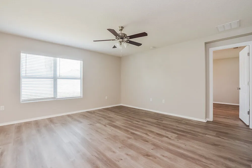 4 bed, 2.0 bath, 1707 sqft, $2,330 — Photo 4