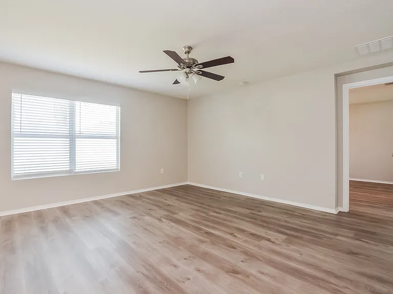 1617 Strathmore Cir — Photo 4