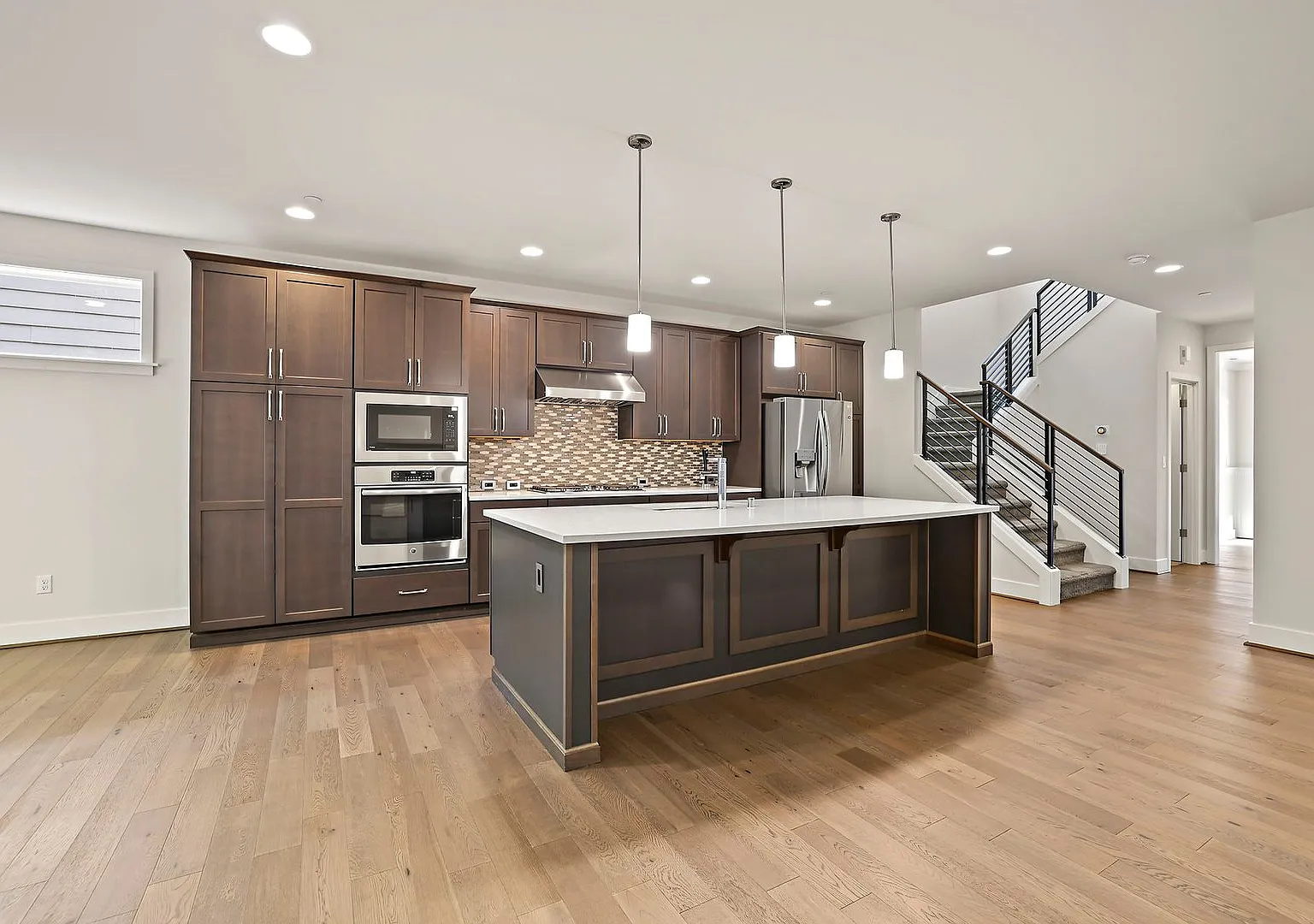 4-Bed, 2.5-Bath Beautiful Home in Shoreline 2-Car Garage w/ EV Charging, A/C, Top-Rated Schools, ... — Photo 4