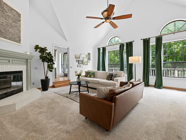 1704 Granada Dr — Photo 4