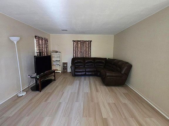 4th image of 185 Somerset Dr